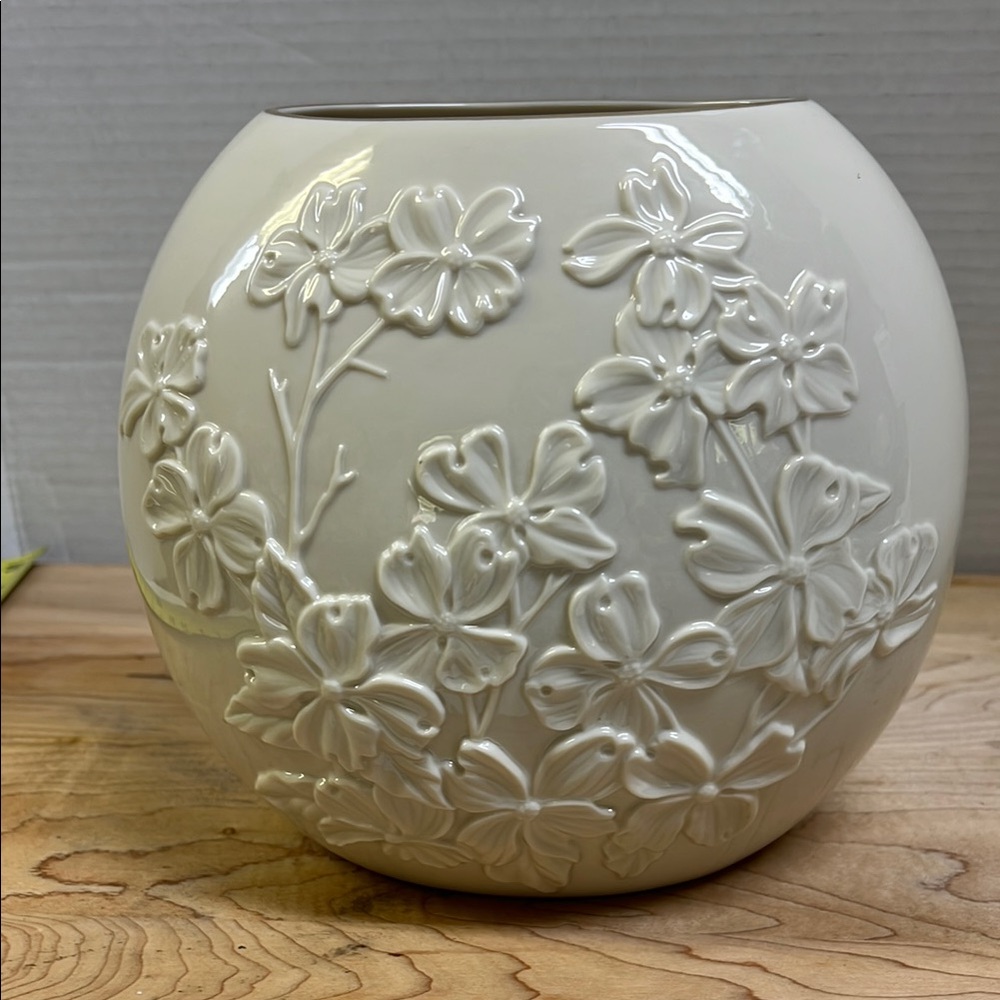 Lenox Elegant Vase - Spring The Dove & Dogwood Tree - Picture 2 of 10